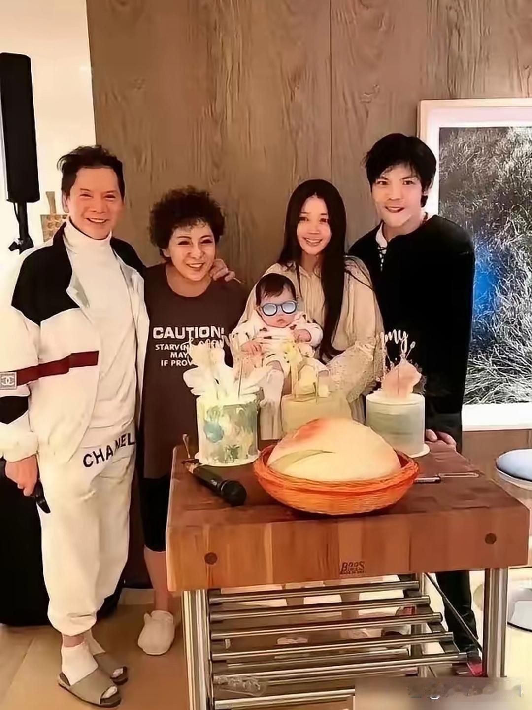 向太最骄傲的资产不是12亿，是她孙女这张脸。5岁小奶黄正脸一曝光，网友直接炸了——瓜子脸、大眼睛、混血感，简直郭碧婷复制粘贴。 ​