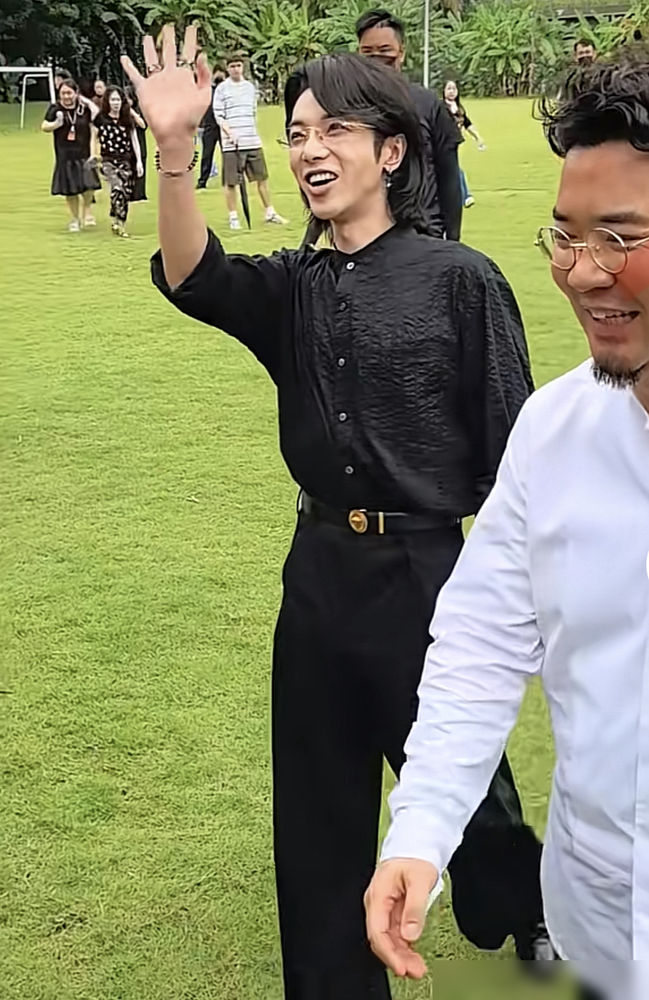 华晨宇瘦成纸片了，镜头扫过去颧骨支棱着，网友直接整不会了。
有人翻出《唱游天下》老片段，张碧晨蹲那儿给他捏肩膀，把热水晾成温水递过去，他全程没怎么抬眼。那会儿就有人说，这姑娘图啥。
后来才知道，2018年她怀了，谁也没说，一个人跑国外把孩子生了。落户瞒不住了，才回来摊牌。华晨宇发一句是的，我们是