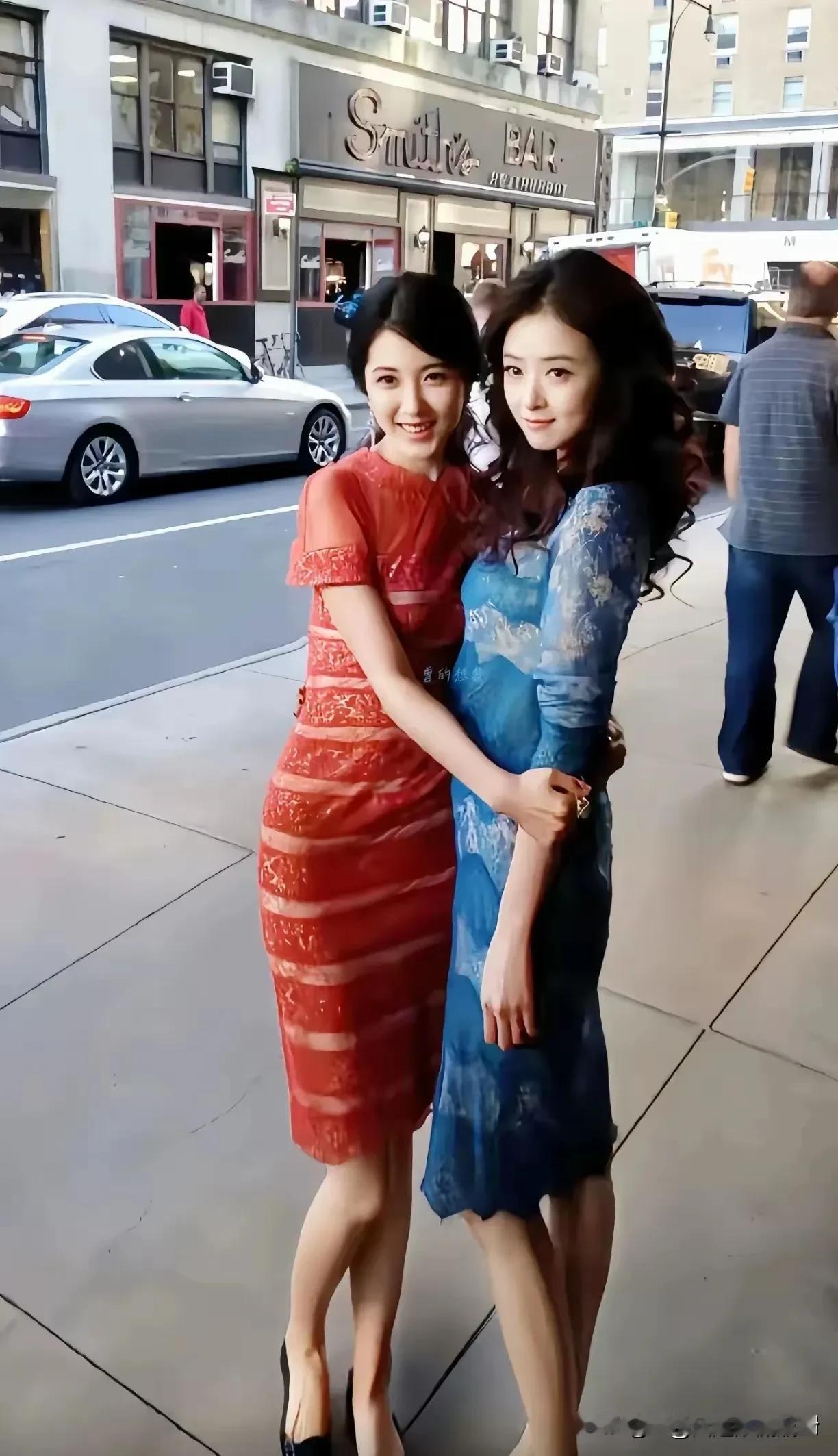 红衣曾黎，蓝衣蒋欣，两个绝色美女，站在一起和谐极了，特别养眼。曾黎应该...