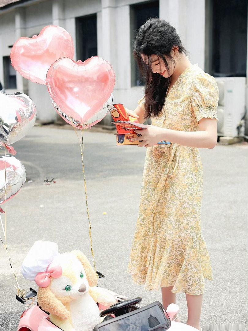 淡黄的长裙 蓬松的头发
#卢昱晓# ​