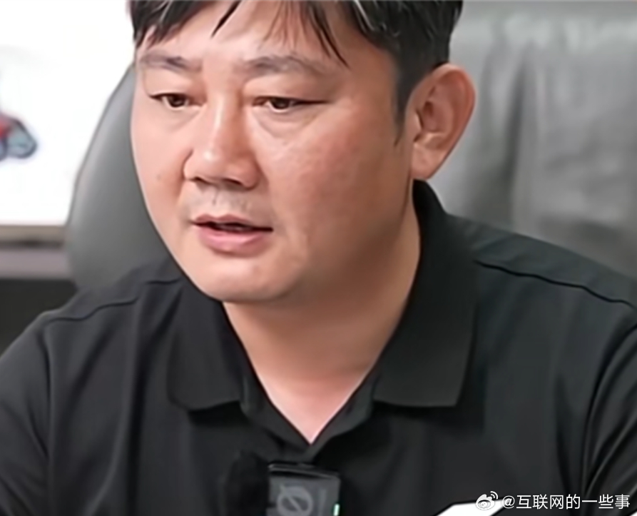 女生直播间连麦，说男友重伤进 ICU，求退车，张雪当场心软，车说退就退，还准备给人经济援助。

结果后续反转了，下单的男生多次联系客服，说话状态完全正常，压根没提 ICU 这事，最后本人还正常把车提走了。

同情不该被拿来当薅好处的武器，做人做事，还是得守住底线。

 ​