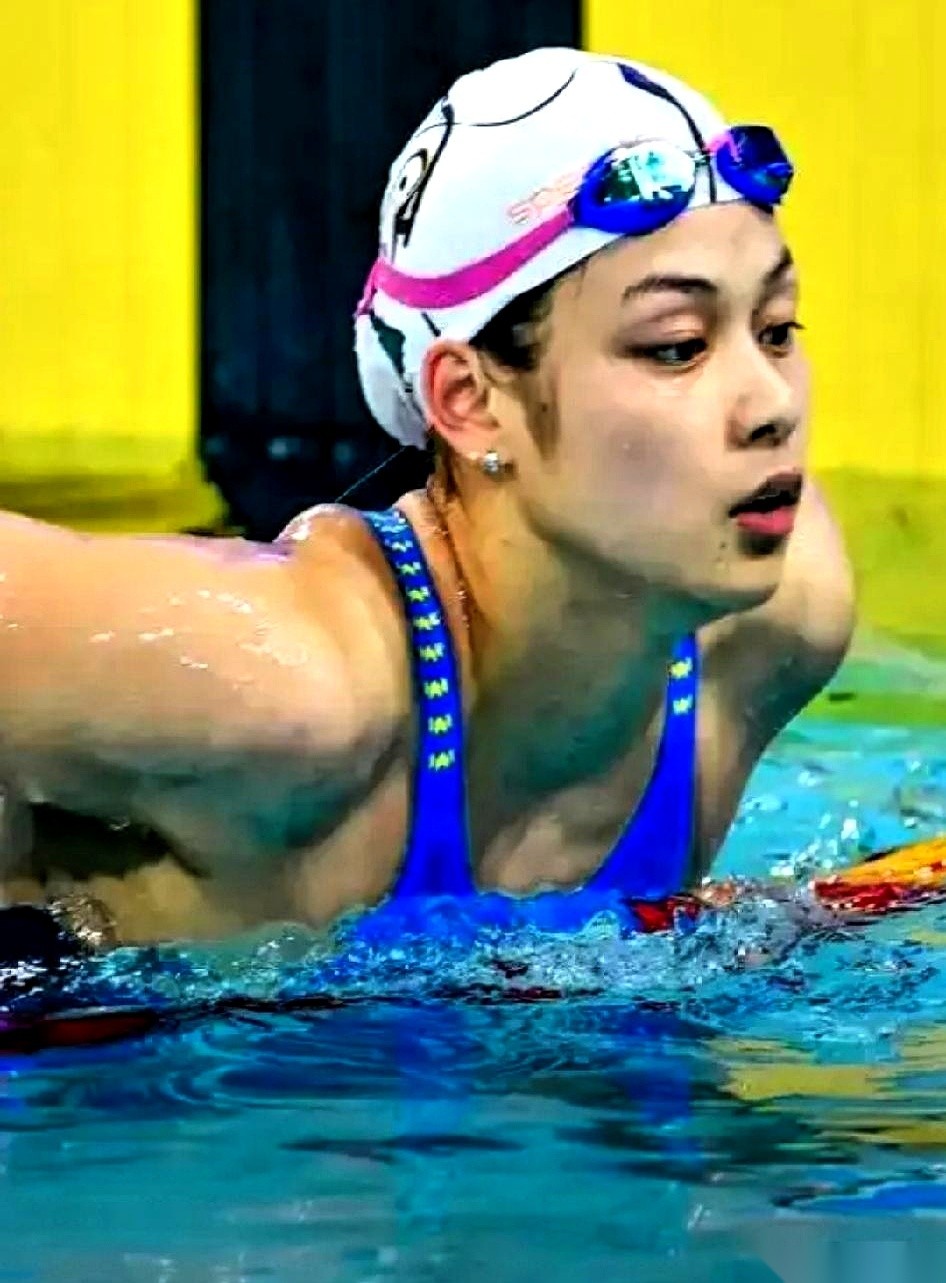 21岁的浙江姑娘余依婷在2026年名古屋亚运会上拿下了5金2银。
混合采访区里的韩国媒体不关心体能恢复，反复追问的只有她到底有没有外国血统。
包括于子迪在内的国内年轻选手，在推进后续世锦赛备战计划时，依然避不开海外记者的这套盘问流程。
人家姑娘刚高强度连续比完多轮决赛，从水里出来连休息时间都没有。话