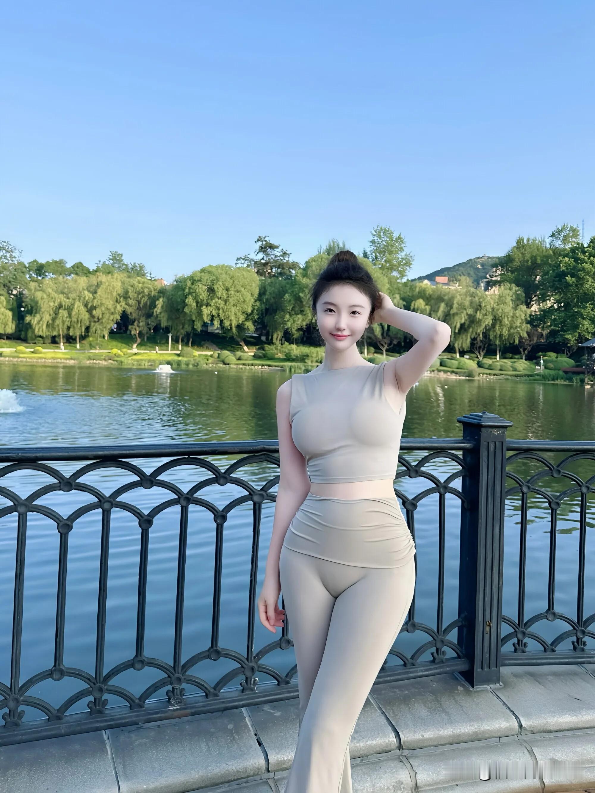 哇塞！公园湖畔惬意漫步，素人女子浅色无袖短上衣搭喇叭裤，勾勒纤腰拉长腿...