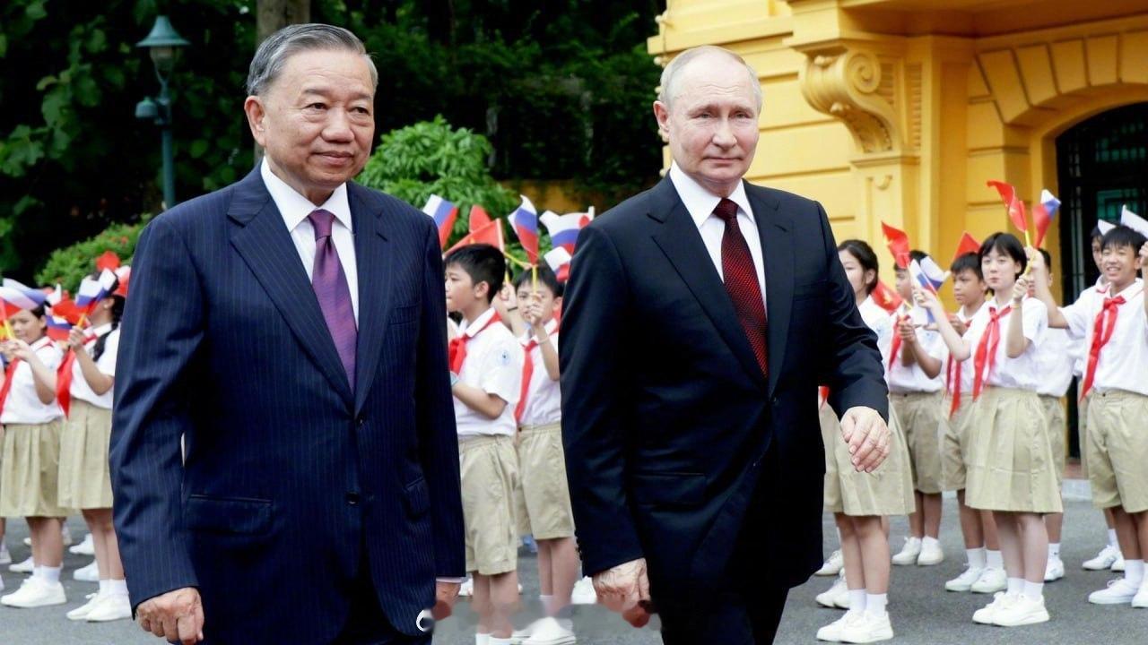 【普京：#俄越在越南主权斗争期间建立起友谊#】9月9日，俄罗斯总统普京与越南国家主席苏林在克宫举行会谈。苏林对俄罗斯进行国事访问。

普京说：“不久前，即9月2日，越南人民庆祝了独立日。我愿意指出，正是从越南为主权进行斗争时，我们两国人民之间建立起了特殊的友谊、相互理解和合作关系。”  ​