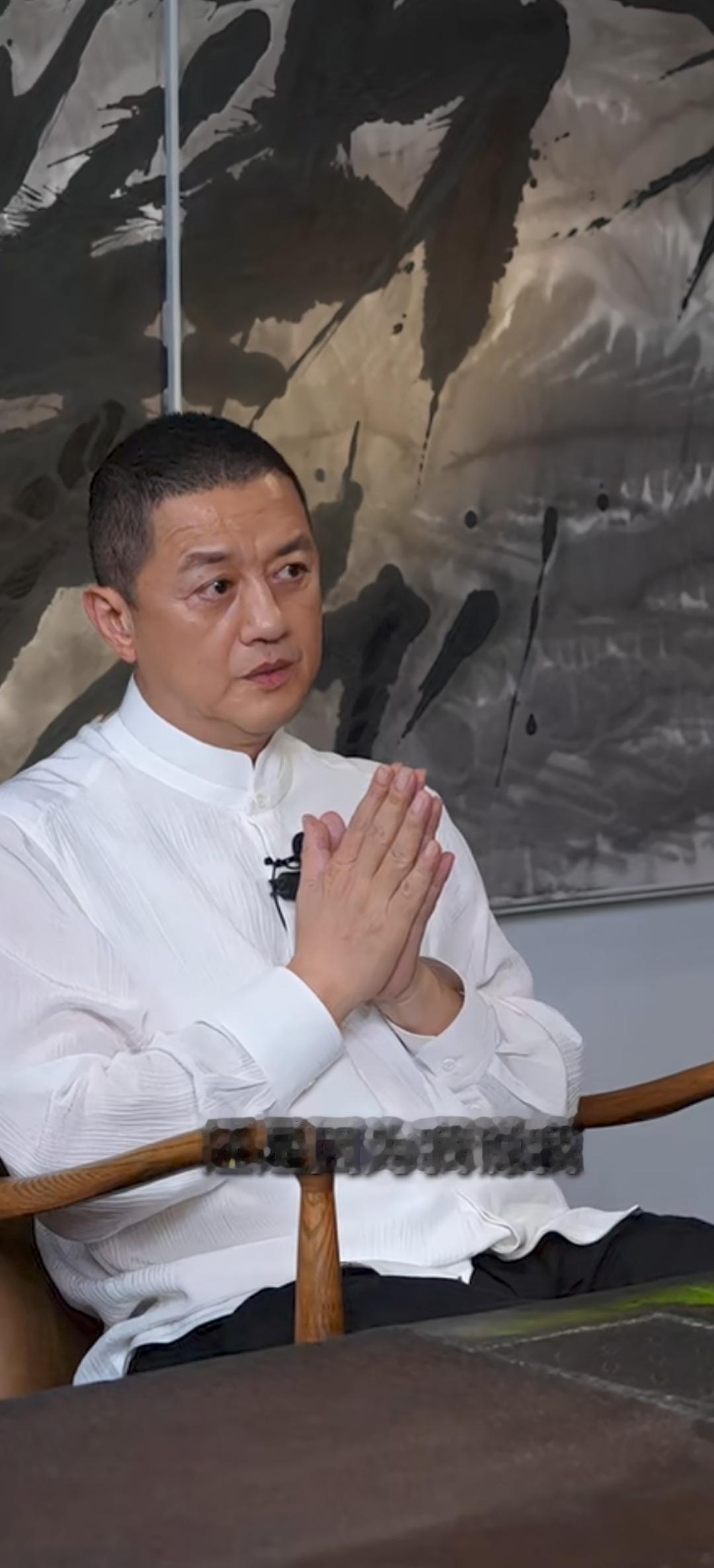 李亚鹏在接受采访时说：“我的情怀大于能力，想做的事很多，但是能力有限”。
主持人问：您是谦虚的说法呢，还是很客气地讲呢？
李亚鹏坦诚地说：“这是我的真实想法，经过一些事情之后，自己内心的真实感受，不是谦虚也不客气”。
是的，这么多年，李亚鹏经历过创业失败，负债累累，嫣然天使基金被迫即将停业……他承受