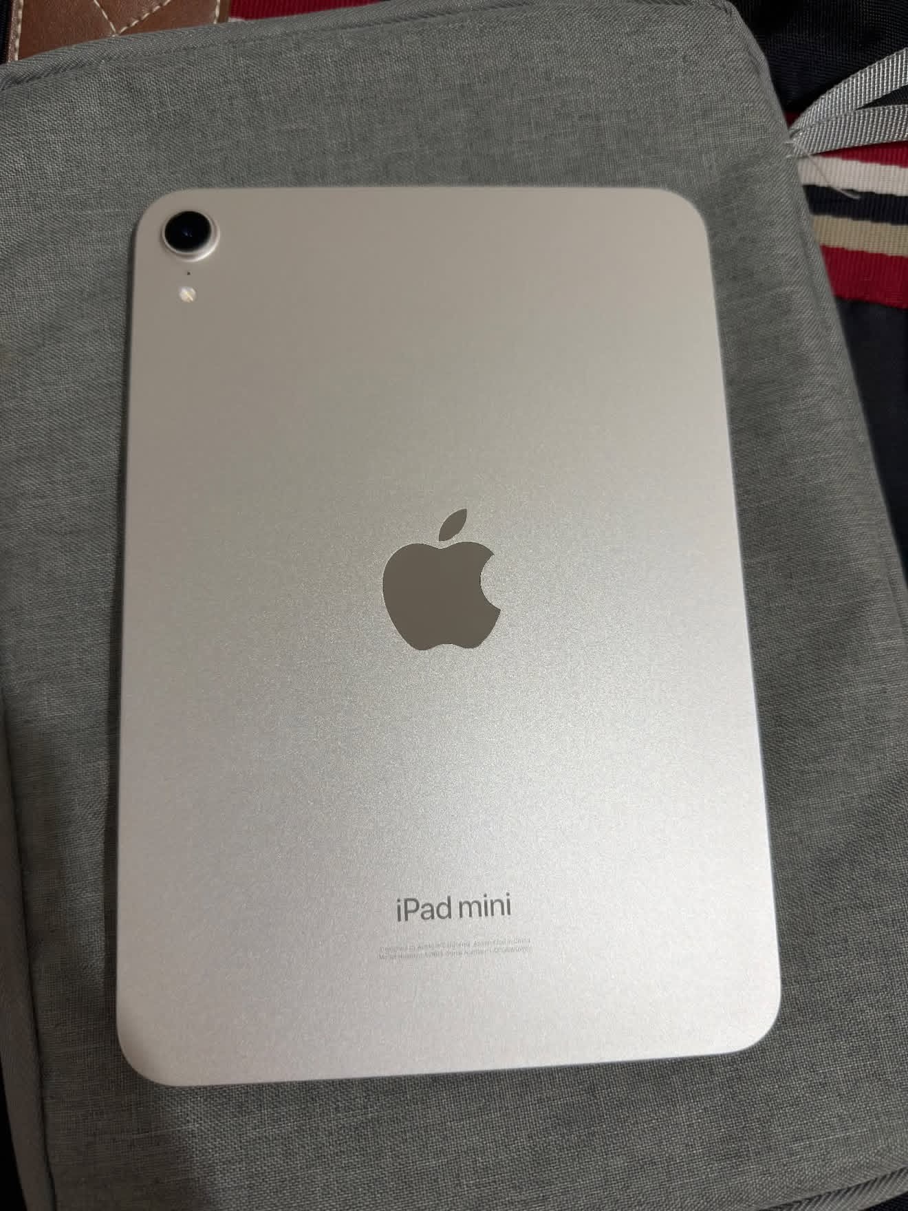 两年前3999买iPad mini7的成大赢家了
拿着mini7，看着卖到5499的iPad mini8，真的没什么升级欲望，特别是那上古时代的60Hz屏，新苹果CEO是咋想的呢？上个120Hz屏我觉得涨价也愿意去升级的，还是说怕影响iPad Pro？