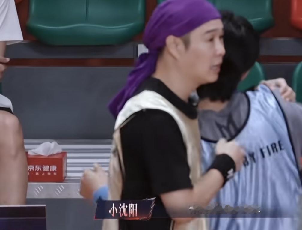 小沈阳让曾辉给他放水，结果曾辉“记仇”小沈阳没给他一票，就专门挑他比赛。
小沈阳：“你要挑着我，放水。”曾辉：“真的吗？”小沈阳：“真的。”曾辉：“咱就挑小沈阳哥组吧，他一票都没给我。”
曾辉这是跟小沈阳处出来感情了，一点没跟他见外，当面直接说没给他一票，要是关系一般，他也不敢直接这么说。
小沈阳这