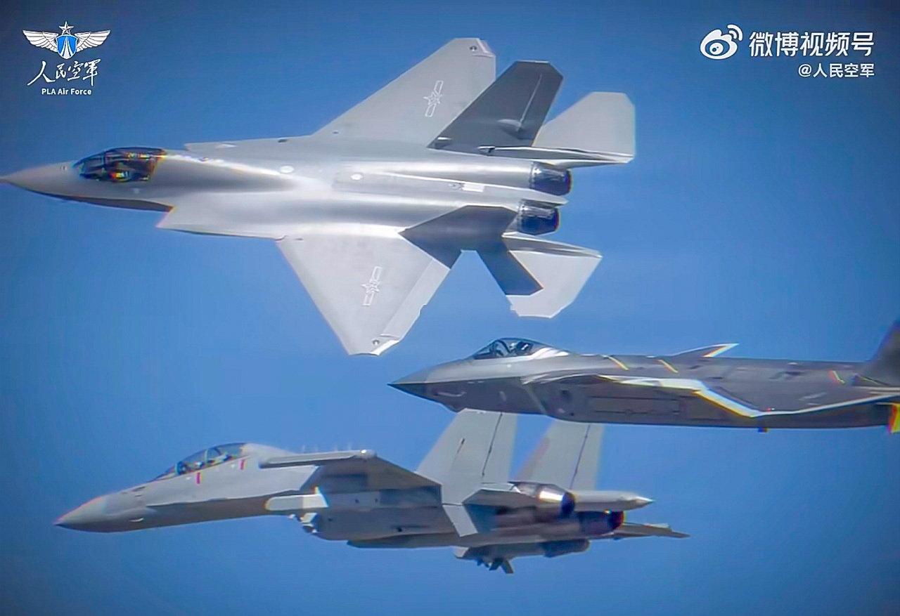 空军三剑客：歼-16D、歼-35A和歼-20
歼-10：我呢？？？？#军事# #烽火问鼎计划# ​