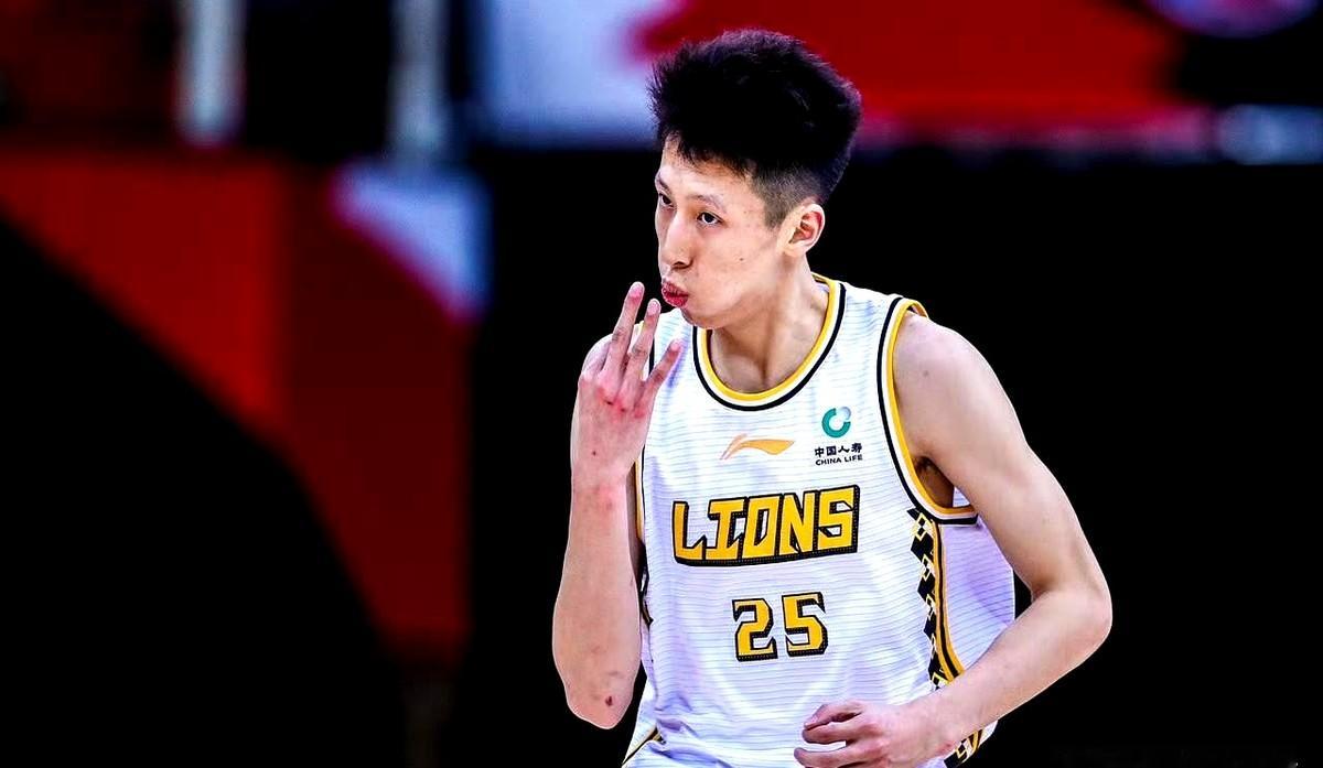 赵岩昊脱下穿了多年的广厦球衣，转身接过了宁波富邦的2年C类合同。

巅峰时的顶级后卫，终究被几次大伤绊住了脚。运动能力下滑后，他在老东家连稳定的轮换位置都挤不进去了。

树挪死，人挪活。

宁波队外线正缺个有经验的老将。给出一份两年合同，算是互相成全。

新赛季马上开打。换了新平台，能不能抓住这延续