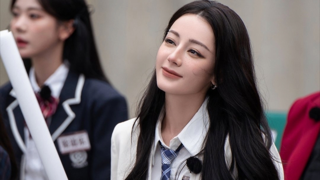 觉得迪丽热巴这个演员怎么样？迪丽热巴拥有出众外形，时尚表现力十分突出。出道多年，她不断尝试不同题材，既演古偶也挑战现实正剧，拍戏态度认真敬业。不过演技也存在争议，部分作品口碑褒贬不一。她面对舆论保持清醒，不刻意炒作。美貌只是加分项，演员的立身之本终究是作品，期待她继续打磨演技，带来更多优质角色。