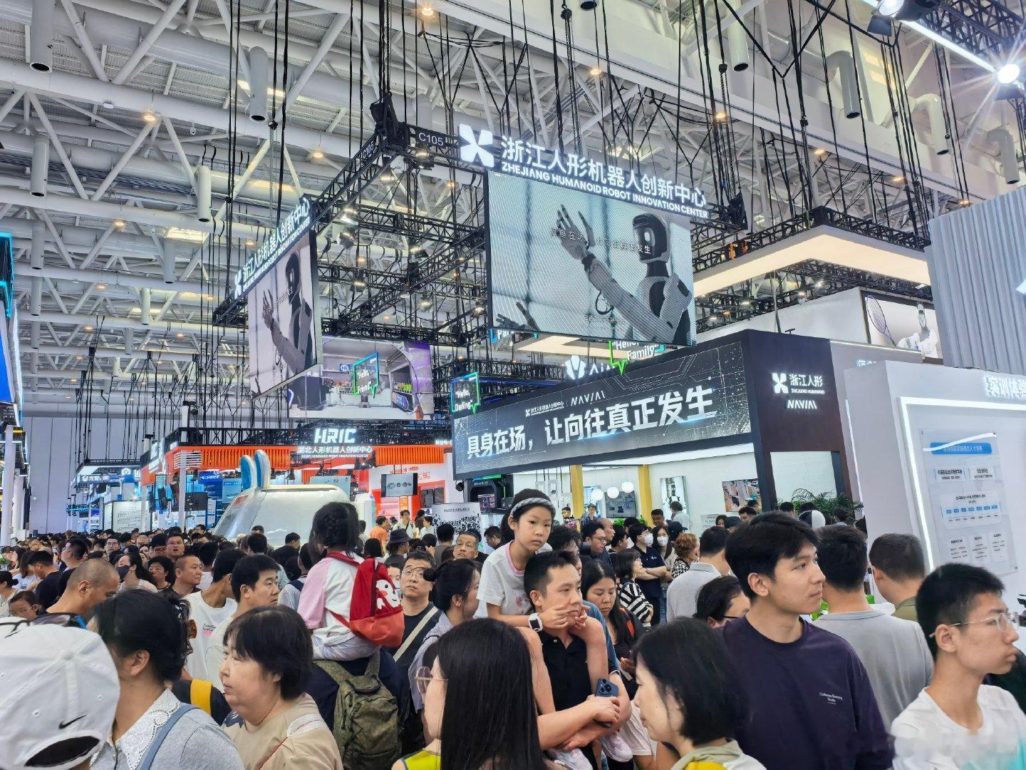 #2026世界机器人大会# ，2026年第11届世界机器人大会的最大变化是：从"技术展示会"升级为"产业爆发会"——人形机器人从实验室走向资本市场和真实场景，标志着中国机器人产业进入商业化元年。#机器人[超话]##科技[超话]##人工智能[超话]##世界机器人大会窥见产业新风口##人形机器人量产元年# ​