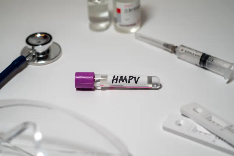 身边好几个朋友抢了两年九价终于打上，聊起来才发现很多人其实没搞懂HPV疫苗到底能带来什么实打实的好处。
几乎所有宫颈癌都和高危型HPV持续感染挂钩，其中16和18型就占了全球70%的致病比例。国产二价接种9年后，对16/18型的保护效力还能有87.4%，连31、33、45这几种其他高危型也能覆盖到6