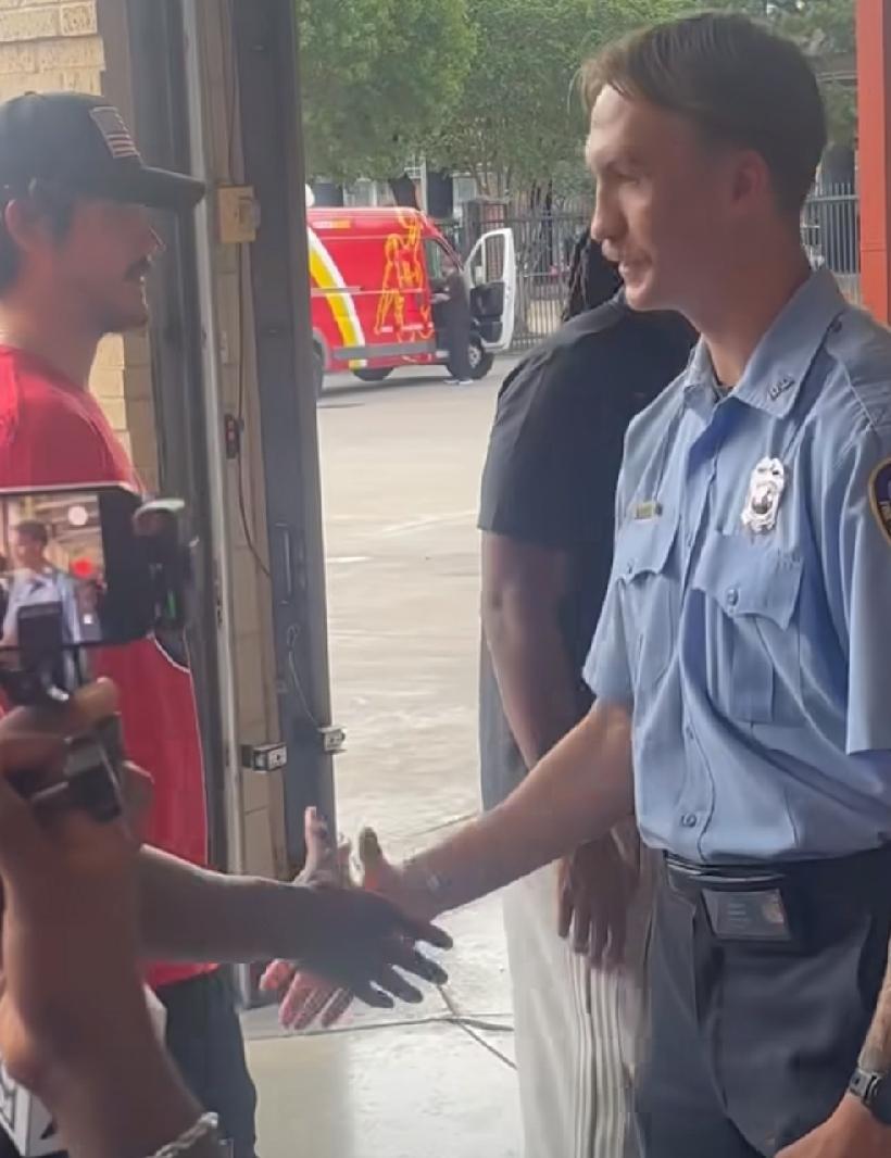 一年一度的休斯顿火箭队9/11服务日活动。

拉斐尔·斯通、伊梅·乌度卡、里德·谢泼德、杰肖恩·泰特和布鲁斯·桑顿到场出席。

球队为当地急救人员提供了装备、零食和免费门票。