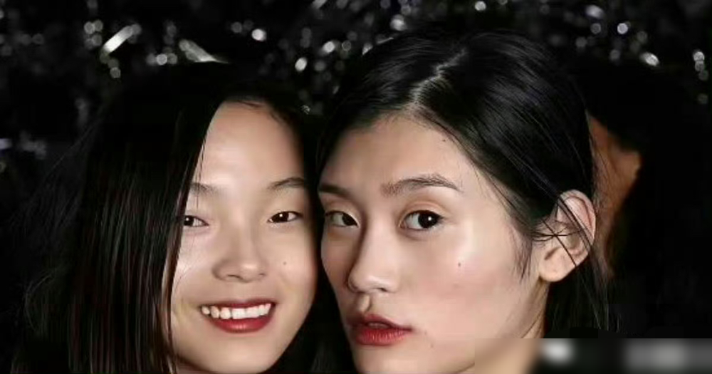 奚梦瑶的脸凹了十年，突然鼓了。不是吃胖，是命变了。
当年混维密，两颊凹得能装鸡蛋，那叫高级脸，说白了就是苦相脸。嫁进豪门生了娃，脸上鼓出来了，一股子贵气，综艺里一看就是被日子养出来的。但人家没退圈，2025年还杀回米兰给FENDI走秀，脸变了，台步没丢。
同期一起走秀的，刘雯还在死磕T台，十年如