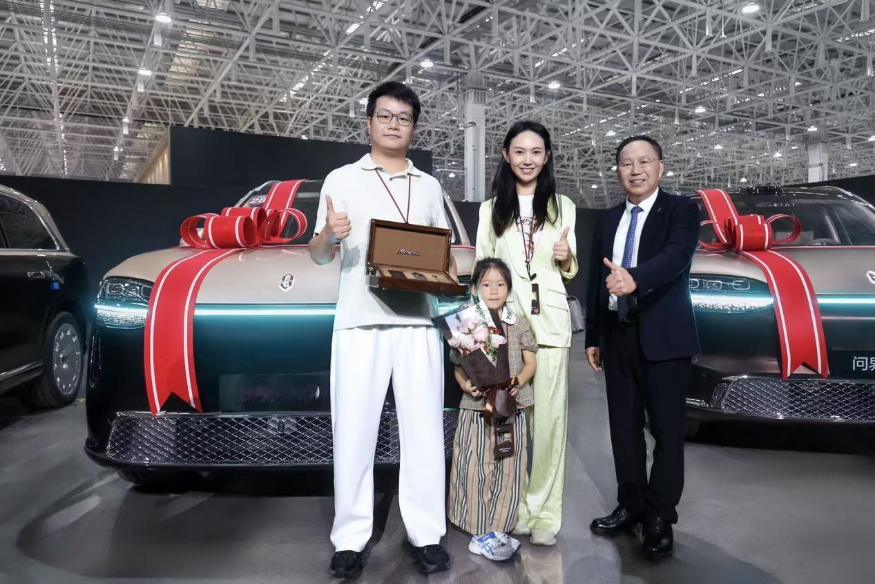 问界M9 Ultimate领世加长版先行者在重庆赛力斯超级工厂开启首批交付。#问界M9 Ultimate 领世加长版开启全国交付# #保罗车闻# ​​​​