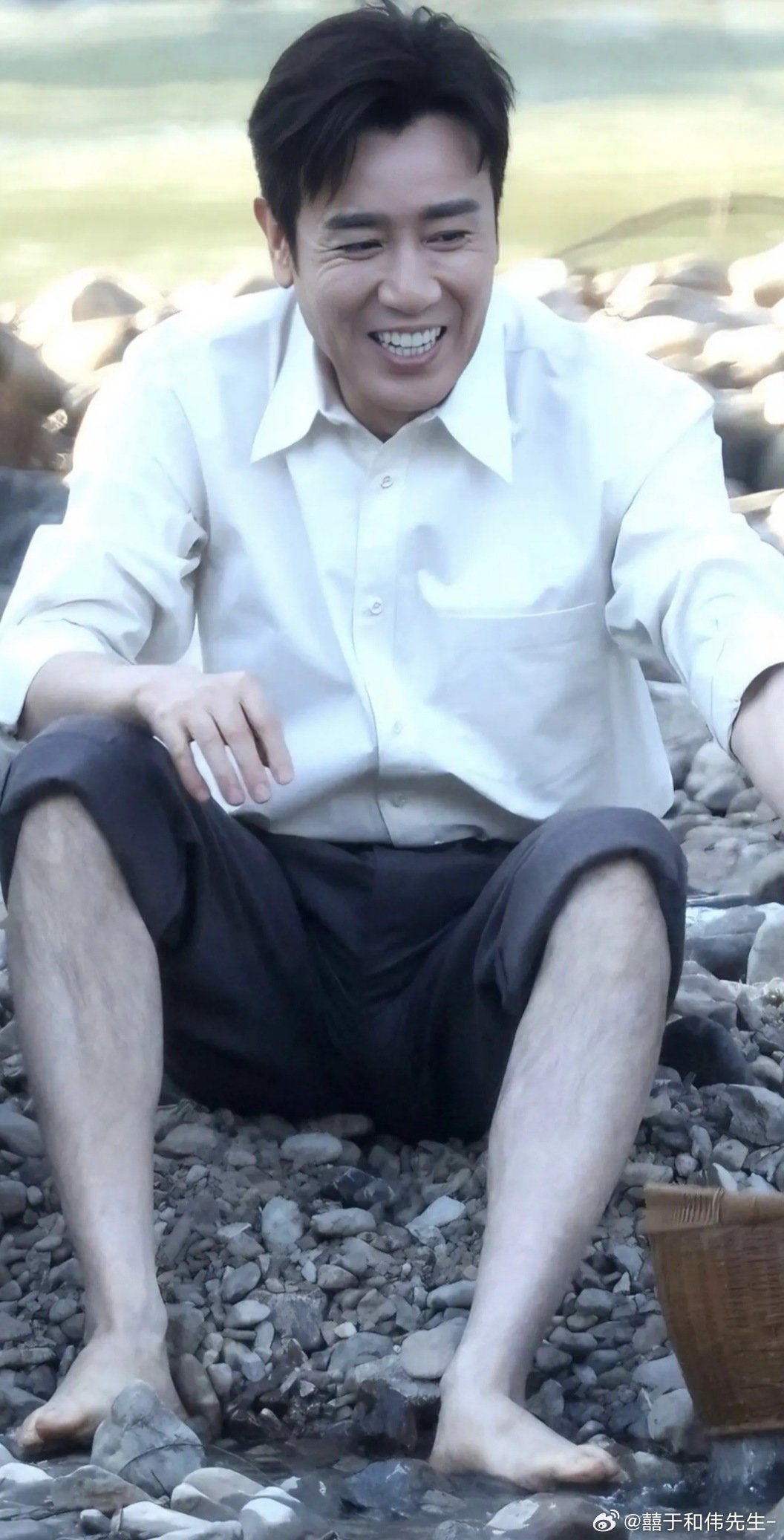 #于和伟[超话]# 你的笑容总能治愈我所有的不开心。他说：“人生是用来体验的，不是用来演绎完美的。”#白敬亭于和伟战争和人夜戏路透# ​