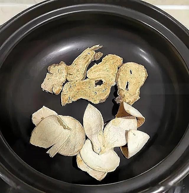 陈皮和什么搭配效果最好陈皮和山楂，二者搭配煮水可健脾消食、理气除湿，特别适合吃了油腻食物后腹胀、食欲不振的人群。
