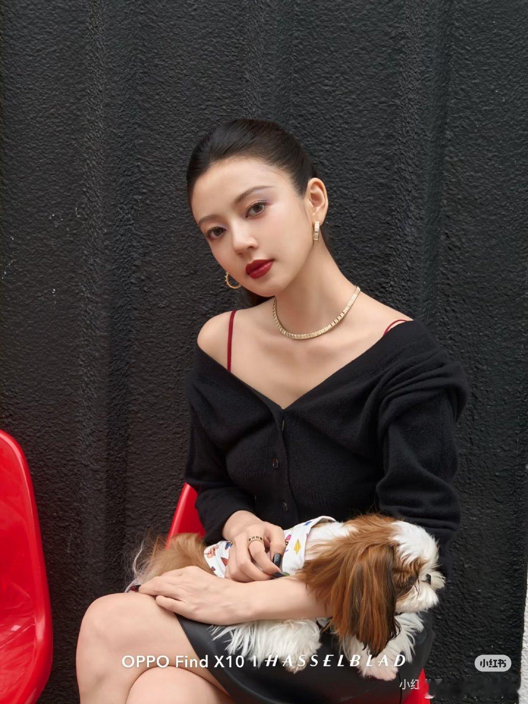 长成她这样，感觉随便怎么化都很美吧
厉害的不是化妆技术，而是那张完美的脸啊
不管男女，美貌是稀缺资源
不然孙割也不会暴跳如雷了
#何瑞贤的化妆技术比钟楚曦还厉害啊# ​