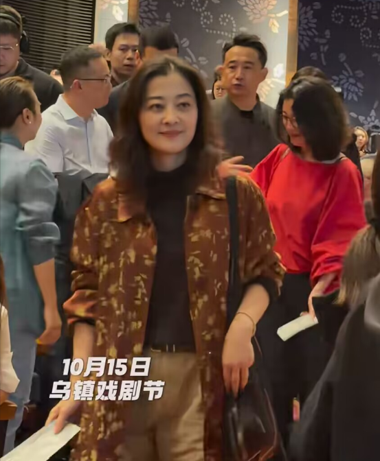 51岁梅婷依然好漂亮，与好闺蜜刘琳、郝蕾现身乌镇戏剧节
最近浙江乌镇戏剧节众星云集，梅婷和几位好友一起看剧，51岁的她身穿长款黄色碎花衬衣，一头长发披肩，状态维持得相当好。虽然人到中年，但梅婷依然漂亮大方，笑容灿烂。
郝蕾穿着酒红色上衣，一头微卷短发十分干练，刘琳的大红色上衣在观众席也相当抢镜。三位
