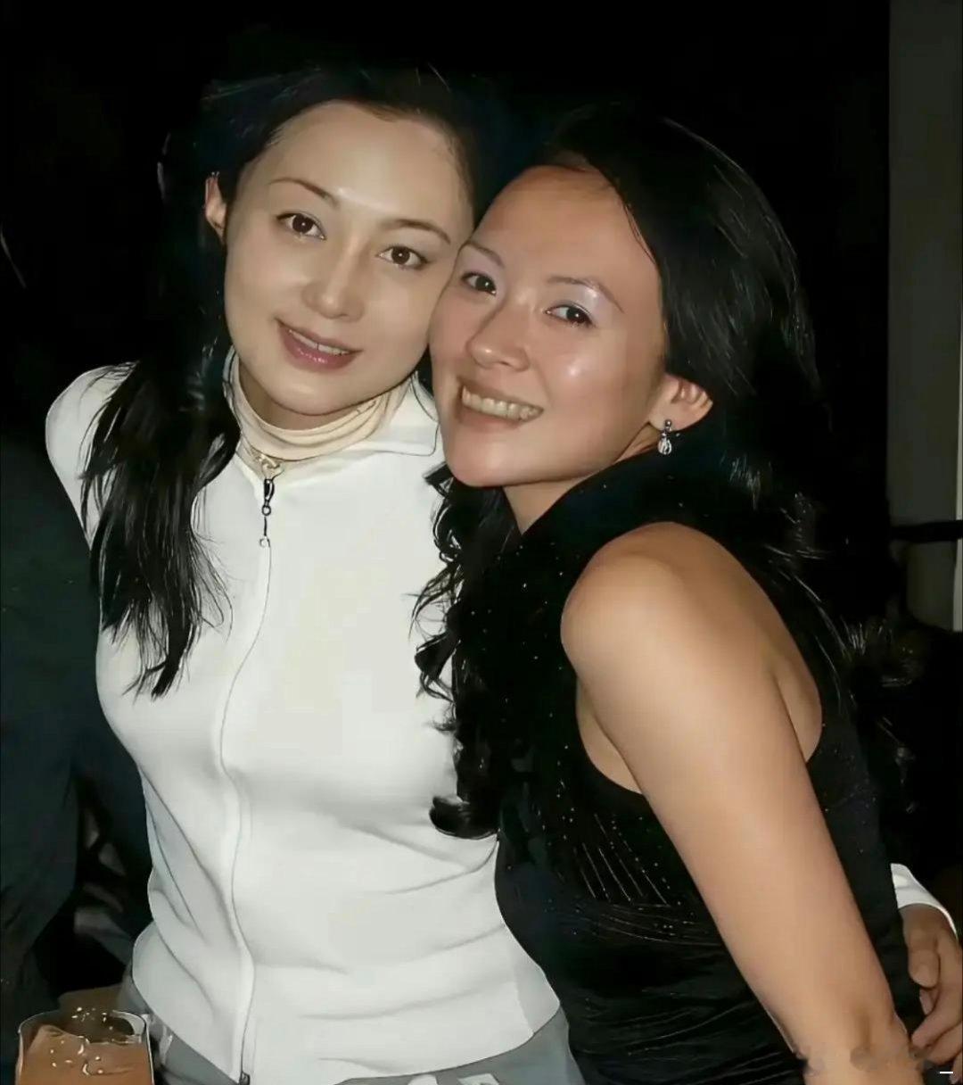 陈红和章子怡旧照，看样子喝的不少，但是也真美、真实的美! ​