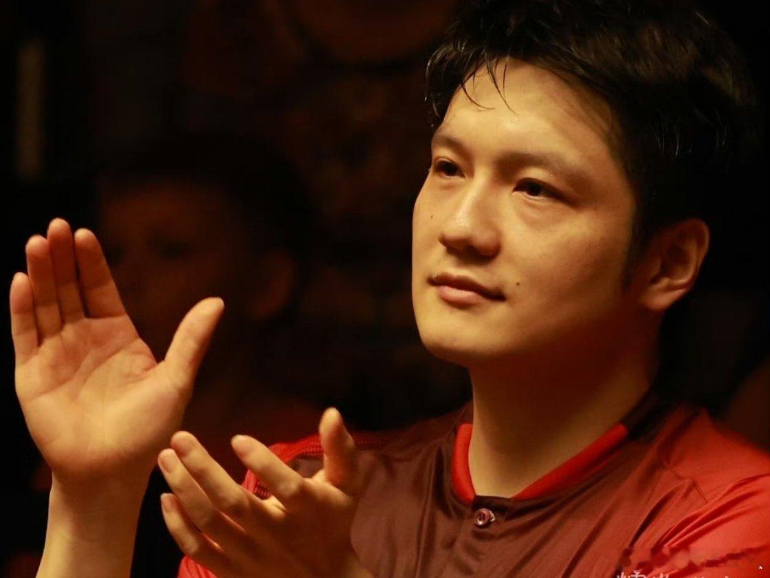 樊振东结束萨尔布吕肯最后一个主场，德甲单打19战17胜、胜率超92%，随队成就德国杯、欧冠、德甲三冠王，7月1日将转投杜塞尔多夫。他晒出与黄仁勋合影时说“有幸身处一个不断打开边界的时代，才得以抵达更远的现场”。赛场上还是那个“定海神针”，赛场外正在打开新的边界。下一程，仍在路上。 ​