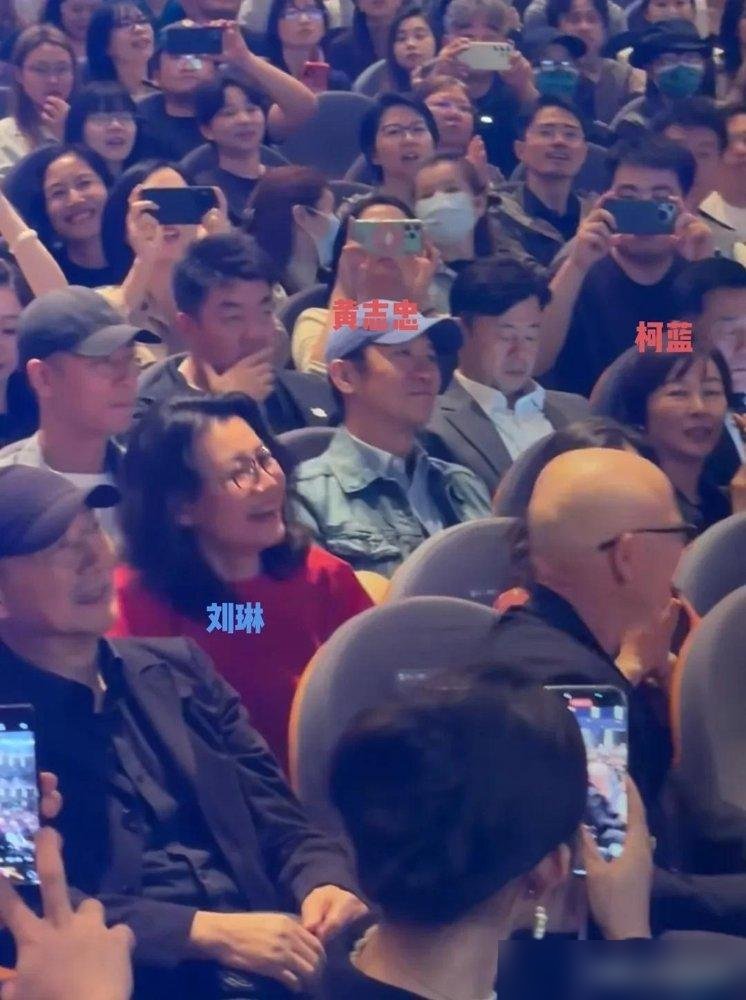 挺着大肚子同框，愣是全程没看对方一眼。乌镇戏剧节上，孙骁骁和任重被拍到零互动，旁边人看着都尴尬。可两个月前，任重刚发全家福官宣二胎，配文“辛苦了老婆”，图片标着“1+1=4”。十月初，他还全程陪着去做四维彩超，孙骁骁自己晒的视频里，俩人一块运动，她讲孕吐讲得挺细。怎么到了公开场合，反而像拼桌的陌生人