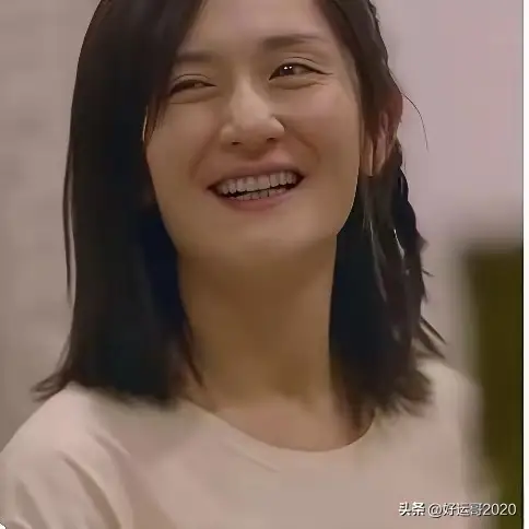 谢娜私下竟是这般模样，看着格外普通。老话说得好“模样不够化妆来凑”，也正因如此，我们在舞台上见到的谢娜，永远都是那般光鲜亮眼。其实在现在娱乐圈里面，很多女明星也和谢娜一样，化妆才是制胜的法宝