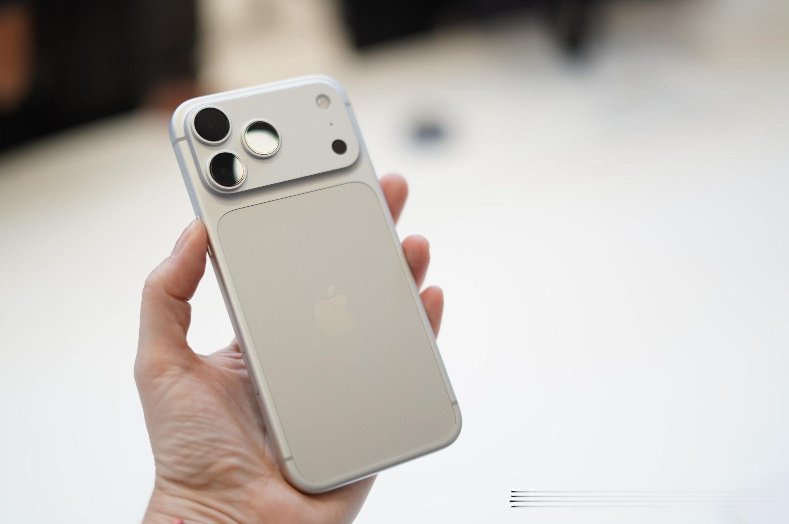 9999元买的“挤爆牙膏”？iPhone 18 Pro深度测评：这次苹果真的听劝了

如果你以为iPhone 18 Pro只是例行升级，那你可能要重新审视苹果今年的“刀法”了。

灵动岛终于瘦了，这是外观上唯一一眼能识别的变化。 苹果把Face ID红外镜头挪到了屏下，灵动岛区域明显缩窄，现在可以同