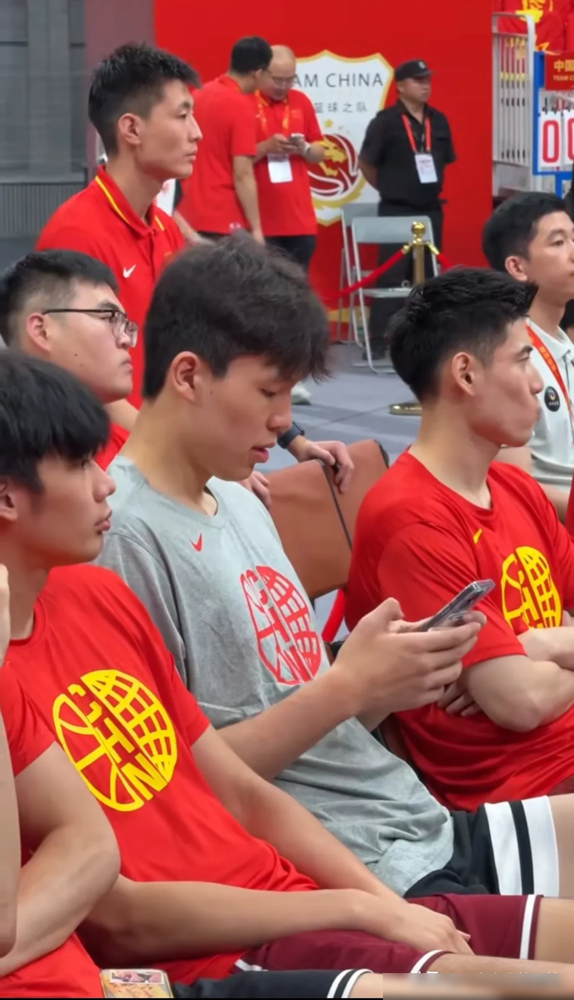 焦泊乔被逼着学杨瀚森，郭士强一句话把底裤说穿了。
杨瀚森8月17号刚归队，离打卡塔尔就剩10天。郭士强原话：现在最重要的是磨合，压根没练他高位策应那套。
说白了，人回来了，战术没回来。
焦泊乔呢？打乌拉圭砍14分，低位强攻，中投，三分线外拉开，全给他放开了。外界还夸这是现代内线。
结果杨瀚森