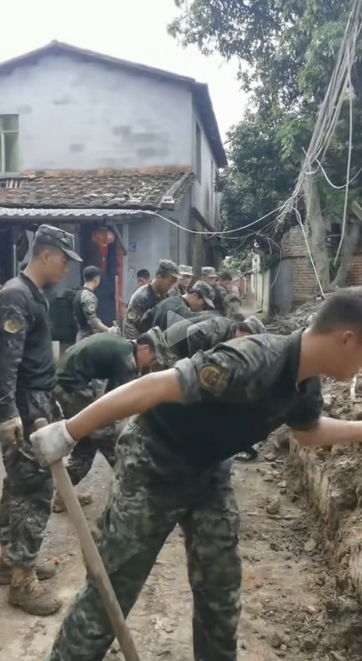 受台风影响，前几天福建多地强降雨，莆田、宁德等地受灾严重，很多老房子坍塌，积水蔓延，不少人受困，还有很多企业、果农、农民都受到影响。工厂被淹、仓库被泡、成熟的果子被淹被拍打在地上、农作物被淹没被毁坏。。。

看到网上的视频和图片，灾后满目苍夷，真的触目惊心！

不过人民子弟兵永远冲在第一线，救灾转移