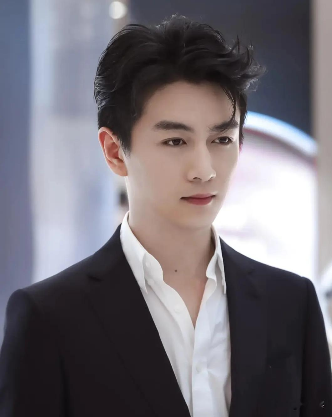 鲁豫问陈晓:“你这个父亲做得怎么样？”陈晓说:“我没有总结过这个，不过我跟儿子是平辈的交流。”

鲁豫好奇:“怎么做到平辈交流？”

陈晓说:“我把自己回归到我小时候的这种状态，我俩在一个频道上交流。

有时候我把自己当小孩去与他交流，有时候我不把他当是小孩。

所以我跟他是平辈的交流，这样就会觉得
