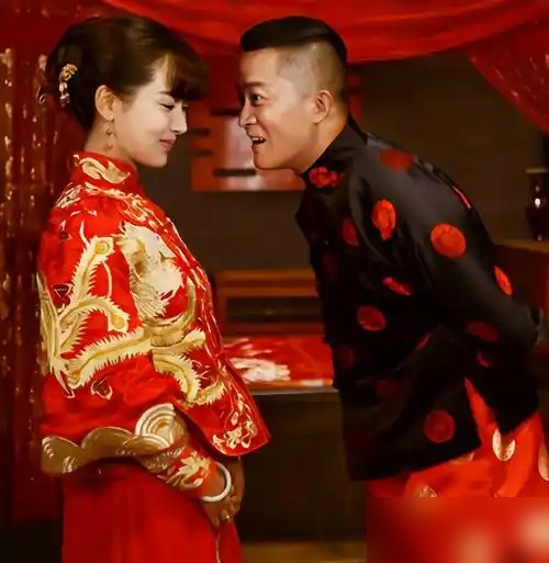 李现、肖战、许凯、檀健次，全被拉出来跟杨志刚比，结果评论区直接炸了。有人列了张表，说杨紫搭过的男主，从2019年韩商言到2024年相柳，清一色顶流脸、爆款命。轮到杨志刚，画风突变，年龄差和颜值被单独拎出来嘲，说这是历届最差配置。可你细看这名单，哪一部不是当时的话题中心？杨紫的剧，从来不是靠男主脸撑的