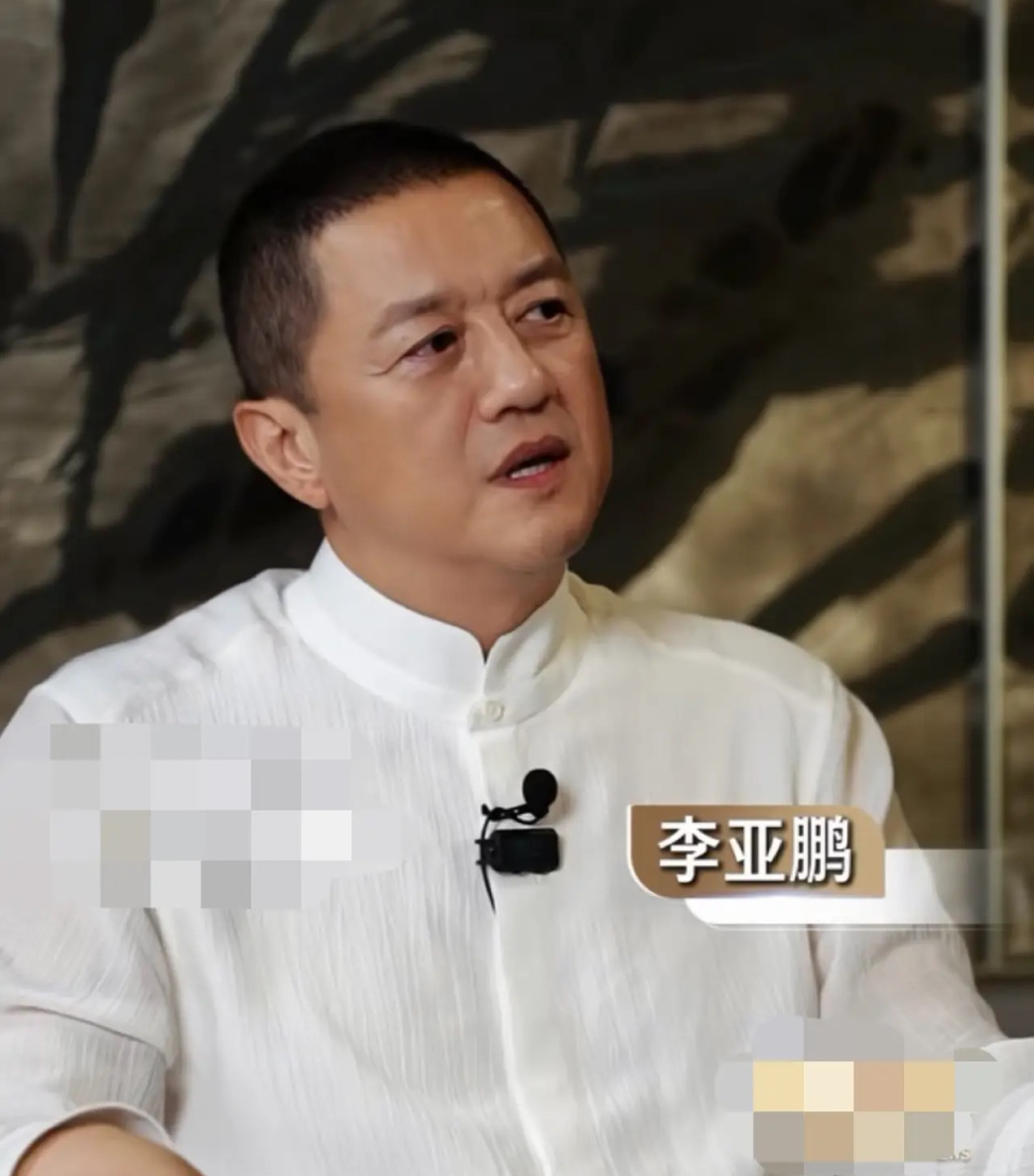 李亚鹏受访揭开当年息影的核心缘由，他在近期公开采访里聊起退出演艺圈的内情，直白说明自身对表演的兴趣本就有限，同时讲出早年走红阶段的内心状态，推翻网上流传多年的各类猜测。长久以来外界流传多种说法，不少人认定他是因为转型经商才放下演员身份，或是受个人生活风波影响选择淡出，这些传言传了许多年，正所谓三人成