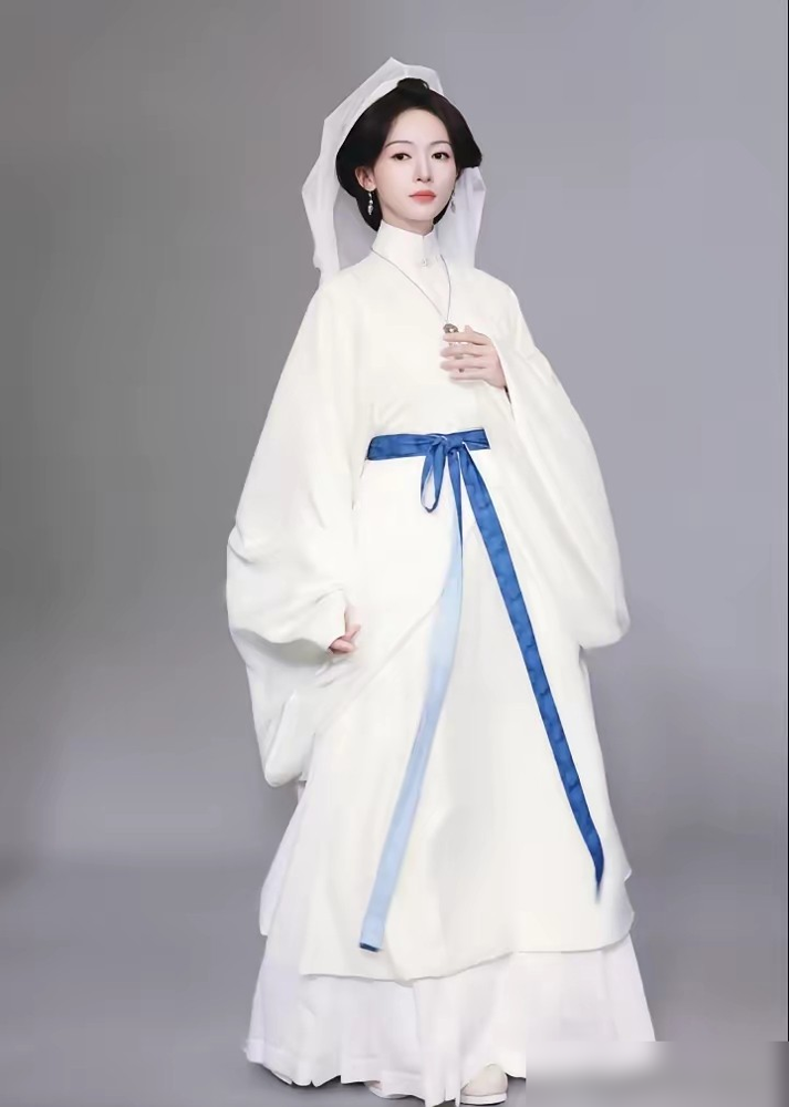 吴谨言这回是真把狠字焊在身上了，一身素白，后脑勺插三把银簪，眼神扫过来跟刀片似的。
不是妃子也不是丫鬟，她演的是女讼师阮卿卿，专门替困在婚姻里的女人写状纸、上公堂辩冤。
头上那三把刀不是道具组乱来，是福州非遗三条簪，银簪别发髻，素衣配锋芒。
于正这次给的剧本挺野，三姐妹笔墨为刀、律法为盾，专撕