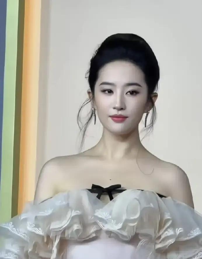 39岁的刘亦菲几乎把世俗眼里的“正事”全给漏了，不扯证、不生娃，连恋情八卦都快在热搜上绝迹了。
换作普通姑娘，这个岁数逢年过节大概率要被各路亲戚轮番盘问，但放在她身上，大家反倒觉得：她要是真急着找个人凑合，那才叫暴殄天物。
十几岁出道演赵灵儿、小龙女，靠颜值就够吹大半辈子。按内娱常见的剧本，女演