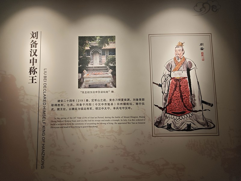 说刘皇叔这个称呼，真的是把文学加工和现实政治的小心思捏得恰到好处。
《三国演义》里直接给安排了全套官方认证流程：刘备刚到许都见汉献帝，当场就搬出宗族世谱挨个捋辈分，从中山靖王刘胜数到刘备刚好十八代，算下来比献帝还高一辈，皇帝当场亲口喊出“朕之叔父”，相当于直接给刘备发了正统身份的金字招牌，完全服务于