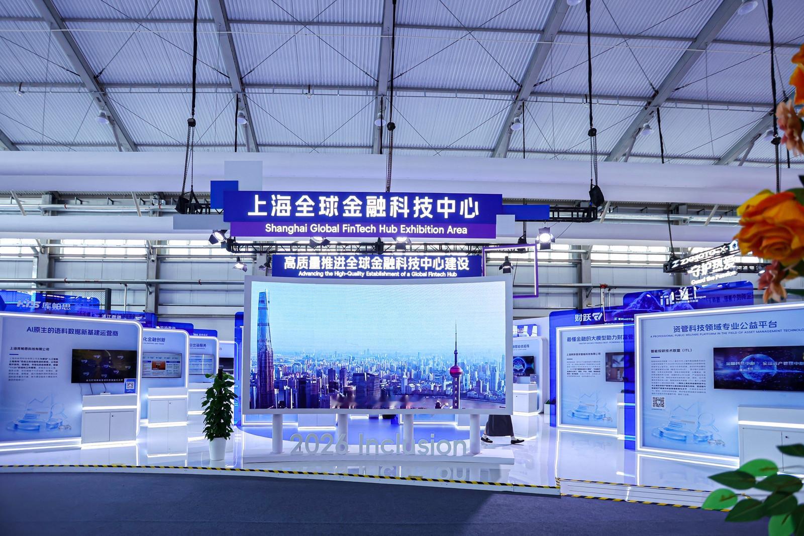#2026外滩大会# 以前聊AI，总觉得离普通人很远。看完外滩大会，我最大的感受是，AI新经济已经开始落地了：小店能用AI经营，一人公司能靠AI跑通从创意到产品，普通人也能用AI处理生活琐事。真正的变化不是AI有多会聊天，而是它开始进入产业、进入生活，甚至替我们完成具体的事情。AI的下半场，可能才刚 ​
