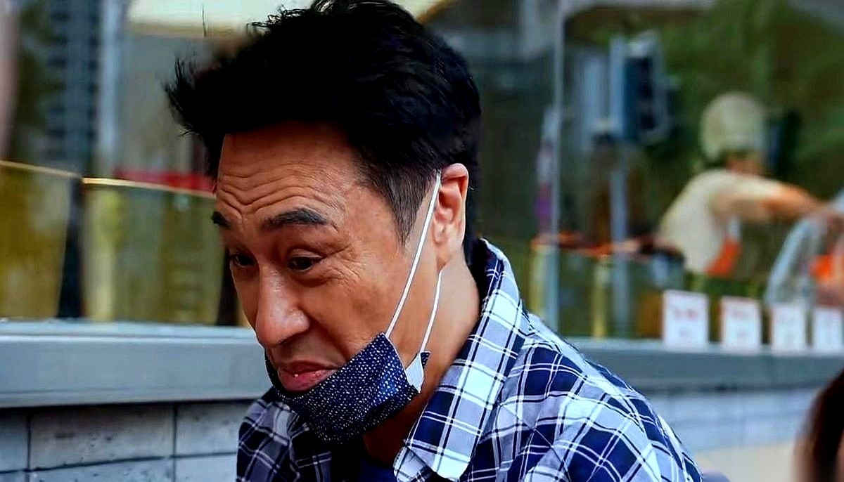 “这鱼是不是冰过？”64岁的吴镇宇盯着桌上那盆网传排名第一的招牌水煮鱼，筷子悬在漂着红油的汤面上没动。对面老板急着往回圆，一口咬死绝对是“清晨现杀”。
结果吴镇宇连眼皮都没抬，当着镜头的面直接掀底：“早上六点集中杀完、片好，直接丢进冰柜冷藏，冻过之后那股鲜嫩劲早没了。”
几句大实话甩出来，现场连排风