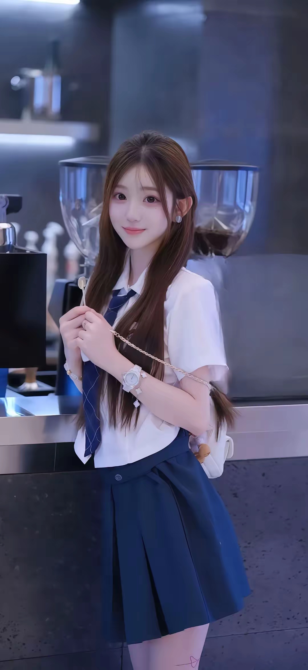 这也太是“校园女主本主”了吧！长发软乎乎地衬着鹅蛋脸，眼尾带点甜意的笑...