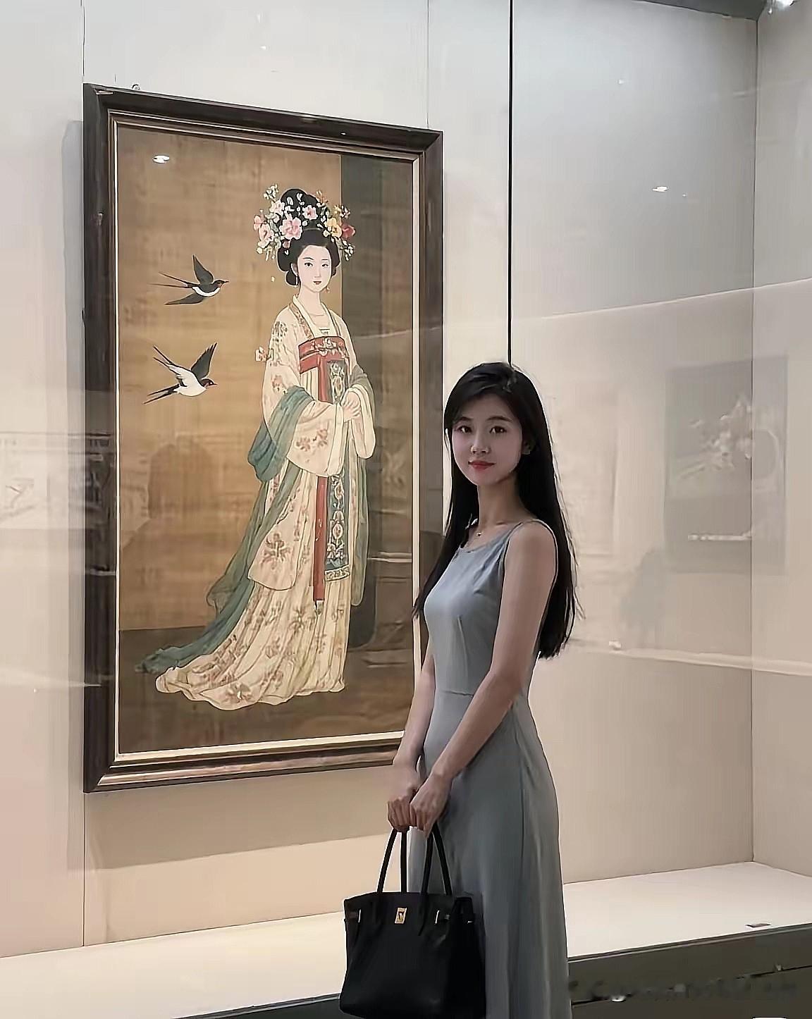 这位小姐姐气质也太绝了！一身浅灰长裙穿在身上，又优雅又大方。她站在古画...