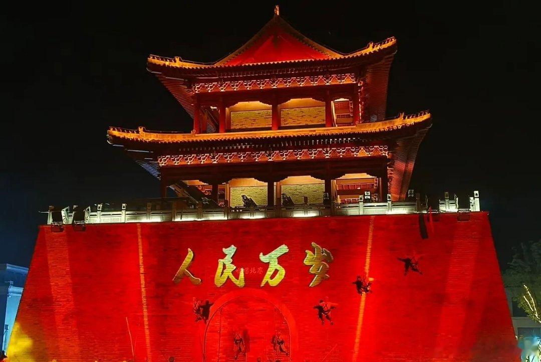 a股热点板块题材，还在于光互联，光通信+细分赛道，
磷化铟，铌酸锂薄膜，交换机，cpo封装，micro LED光互联，
挖金子的不如卖铲子挣钱，就是这个道理！
深入挖掘产业链中的，不可替代，需求量旺盛，价格涨价，
光电板块，是未来几年的主线赛道之一，光学光电子板块，牛股会出很多，特别是有光有电的， ​