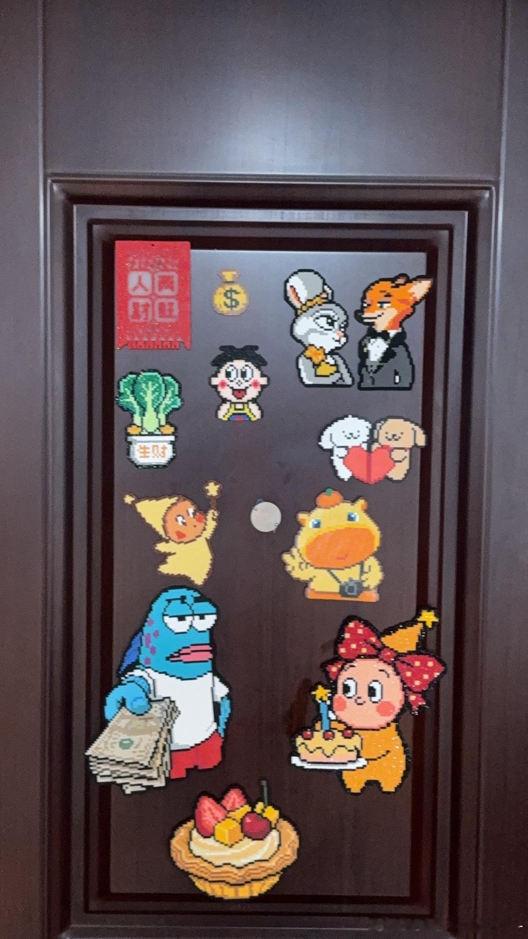 8🈷️人间记录
从看年会不能停2开始！
抖音同款灯泡发夹✅
公司附近的小哥烤鱼好吃😋
拼豆部分结算画面，然后给自己布置了拼豆工位
下大雨啦松弛老大爷
齐齐哈尔人烤的齐齐哈尔烤肉
又遇到了大团团！
研修院的饭！
西周路由器✅
拼了嬛嬛
以及独自开车最远公里！
王力宏演唱会✅ ​