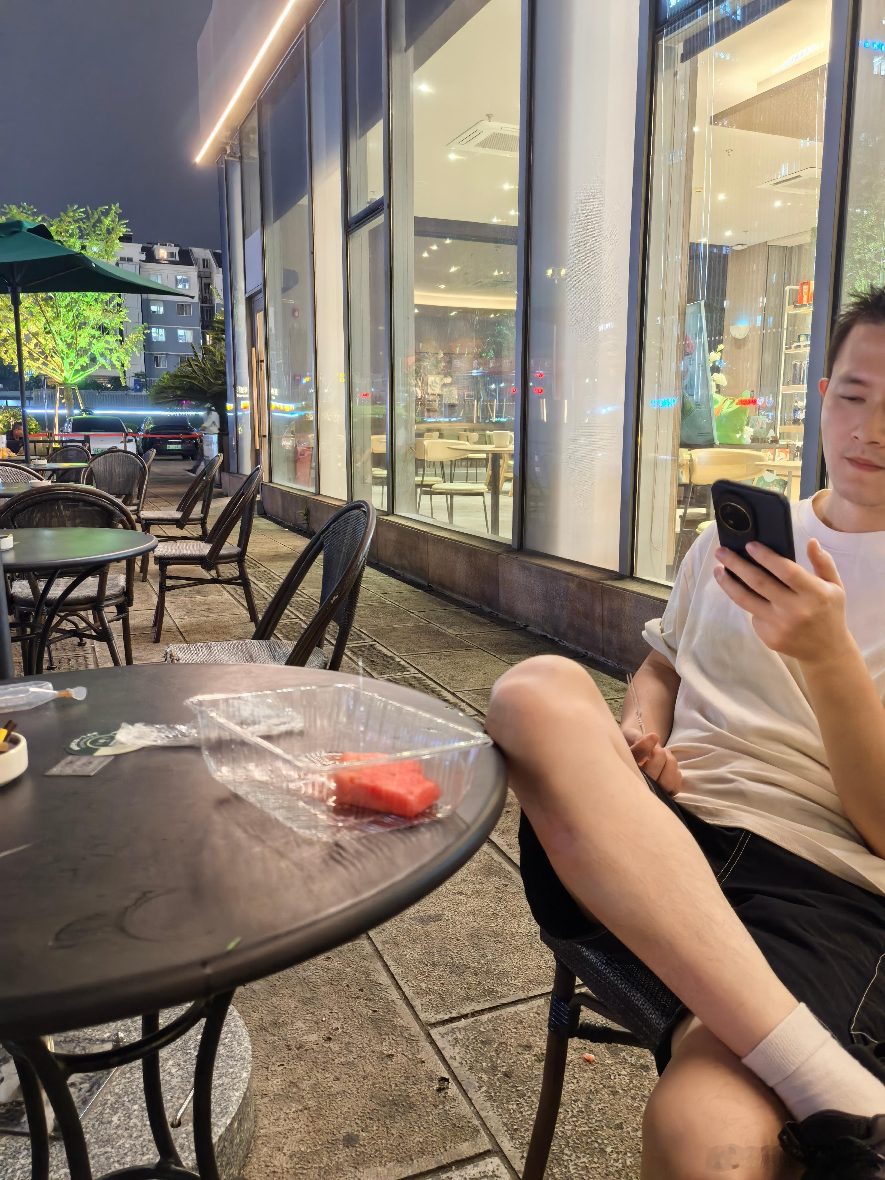 下夜班，睡了半天，晚上出来在星巴克边上和舍友坐着吹吹杭州的风，天气不像...