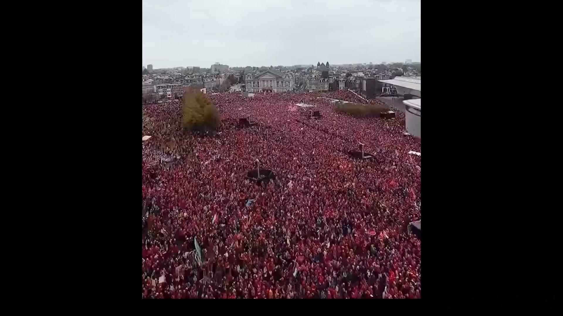 当地时间10月4日阿姆斯特丹25万人集会声援巴勒斯坦。
当地时间2026年10月4日，阿姆斯特丹举行了一场规模达25万人的声援巴勒斯坦大型集会‌，这是荷兰近年来参与人数最多的游行活动之一。人群沿着阿姆斯特丹市内一条长达6公里的路线行进，全程挥舞巴勒斯坦国旗，高喊“停止种族灭绝”“解放巴勒斯坦”等 ​