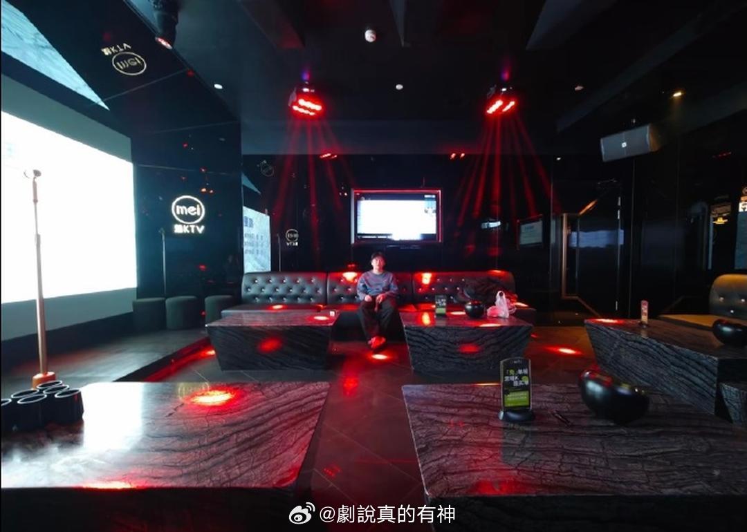 原来小说里面女主没发现包厢角落里的男主是真的 ​​​