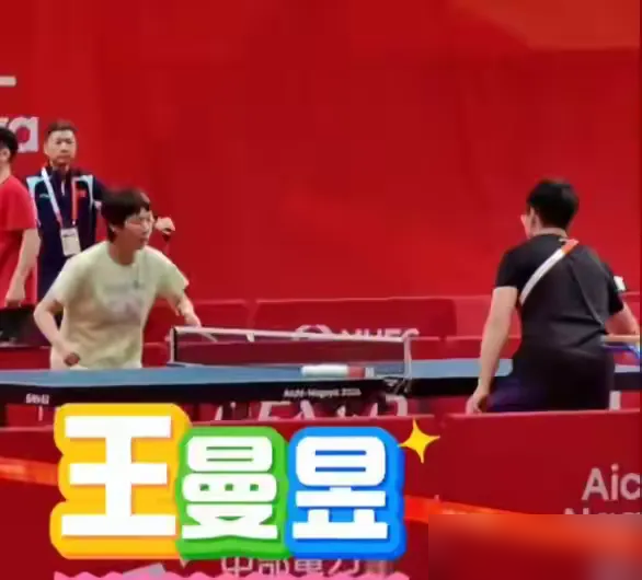 王楚钦带四个没打过亚运会的，孙颖莎王曼昱带仨，就这么上名古屋了。
秦志戬把话撂明了：不为别的，就为2028洛杉矶甚至布里斯班埋人。林诗栋一个人扛四项，向鹏右手组选拔赛杀出来的，蒯曼靠双打混双排名硬挤进来的。
王皓说只有王楚钦打过亚运会，得靠他把男队捏起来。王曼昱说自己得当大姐了，孙颖莎补了句：没