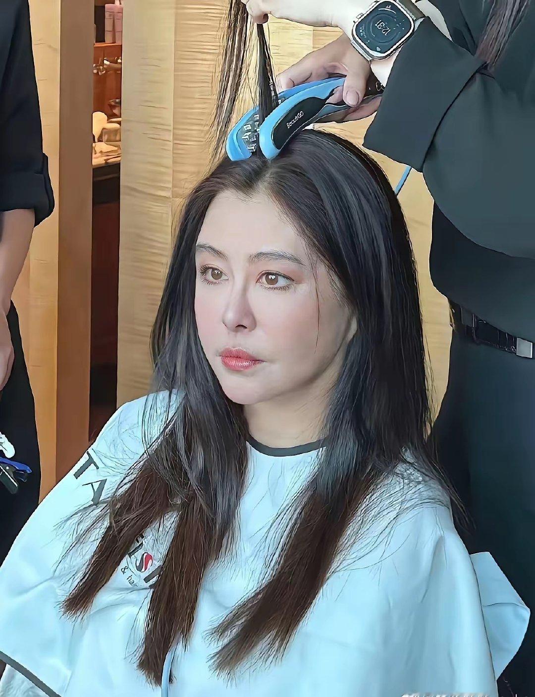 王祖贤近照，说实话女神已经快六十岁了，这发量还是这么浓，保养的还是非常不错的 ​