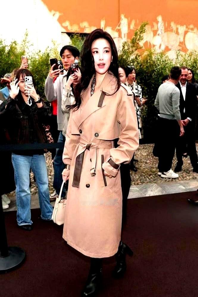 所有人都夸朱珠在米兰时装周松弛，直到看见她在街头逛街的姿势。

TODS头排看秀，深米色风衣配长卷发。外媒夸她不抢镜，国内网友扒她有底气，秀场里主打一个从容。

结果一到米兰街头，画风全变了。包死死捂在胸前，永远朝前挂着，拉链还必须朝里扣。

天天喊松弛感，这才是真的人间清醒。真正的松弛根本不是装出