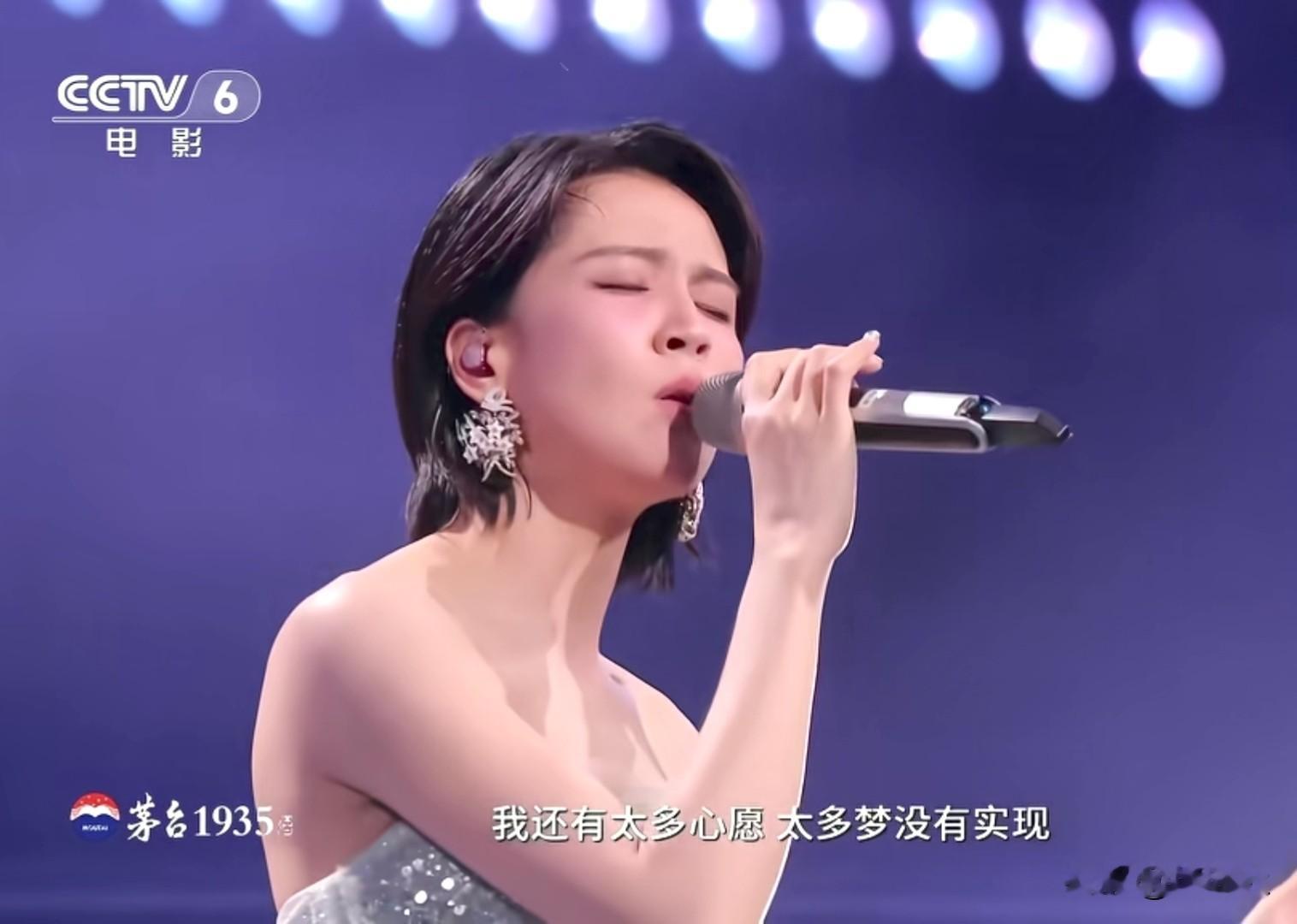 曾沛慈太像一个女明星了？湾区升明月音乐会上曾沛慈演唱了《终极一班》的片尾曲《一个人想着一个人》，现场全开麦，唱功稳如狗，妥妥的行走的CD。不过曾沛慈(图2)越看越像咱们大陆的一个女明星，是谁呢？就是演过电视剧《亮剑》的童蕾(图3)，两个人都是杏眼、细长眼型，鼻梁走势一致，嘴角笑起来弧度很接近，都是淡