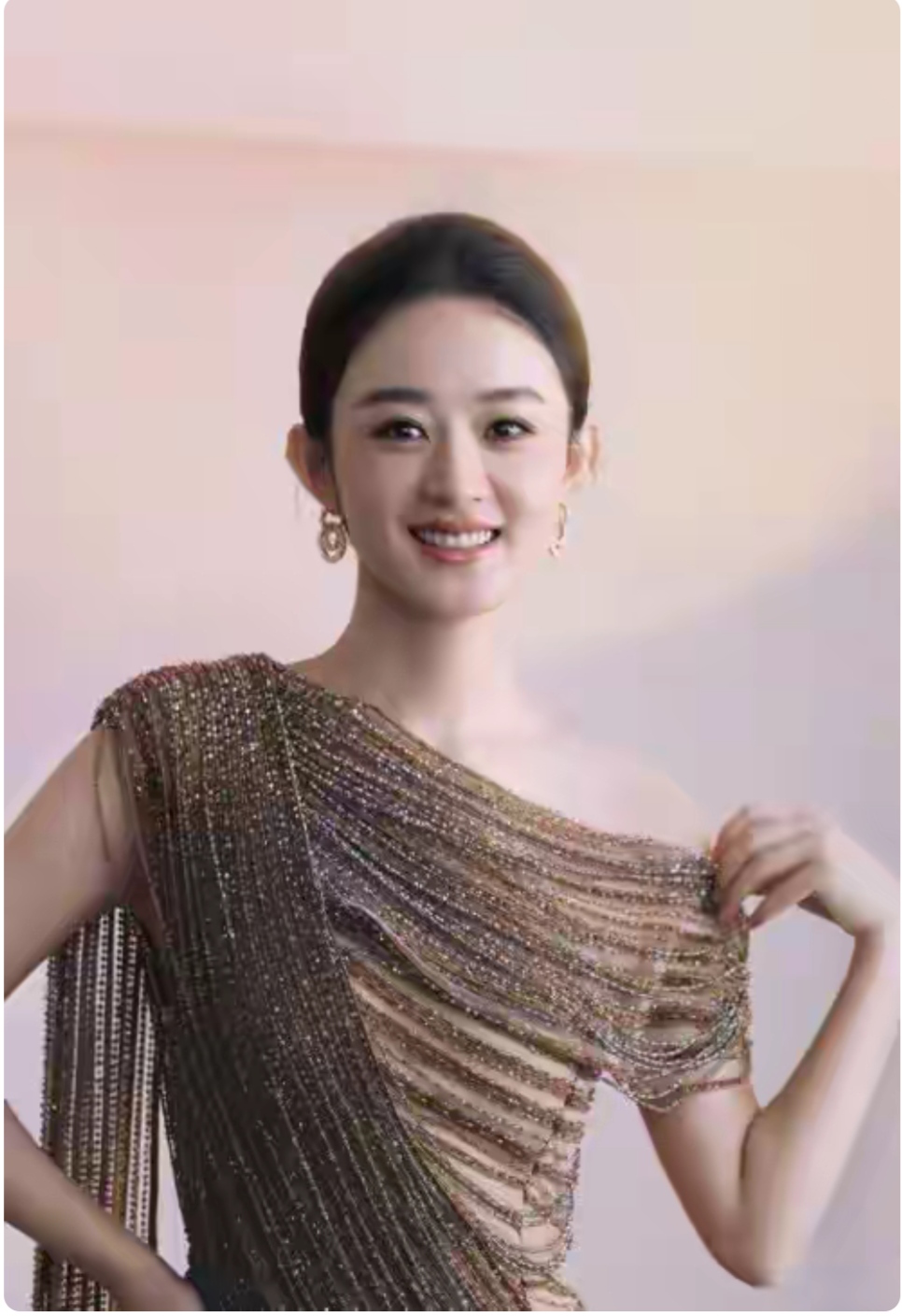 赵丽颖优雅气质太迷人了赵丽颖的优雅，不是礼服堆出来的，是“不抢、不飘、不端”三字修出来的✨🖤｜赵丽颖 优雅气质 

很多人说她“越往后越优雅”。

但她的优雅跟别家不一样：

红毯上不瞪镜头、不凹爆乳、不甩头发硬撩——肩是松的，下巴是定的，眼神是“我看世界不是世界看我”；

浪琴优雅大使、 尚